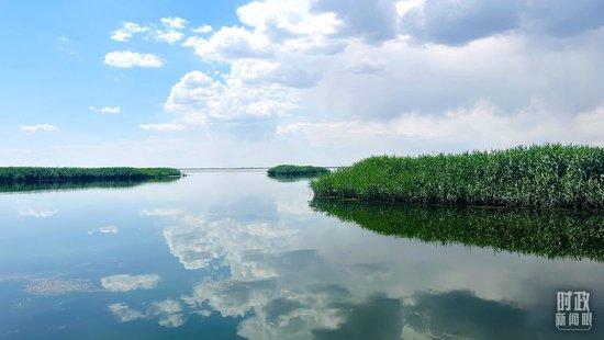  △内蒙古乌梁素海，是黄河流域最大的湖泊湿地。（总台央视记者范一鸣拍摄）