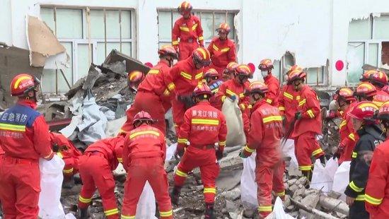 2023年7月24日，黑龙江齐齐哈尔，体育馆倒塌现场，消防员忙于搜救。