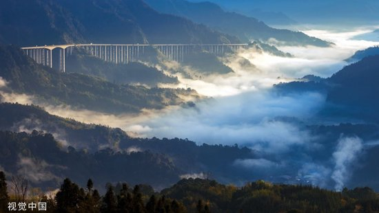 云海中若隐若现的雅西高速 图片来源：视觉中国