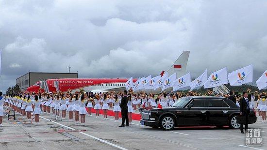  △7月27日下午，印尼总统佐科抵达成都。（总台央视记者王子杭拍摄）