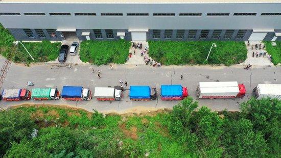 △河北涿州钢研物资储备点外，运送物资的车辆排起长队。