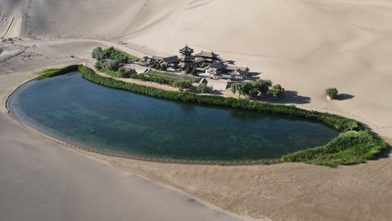 这是敦煌鸣沙山北麓的月牙泉（2023年6月7日摄，无人机照片）。新华社记者 张智敏 摄