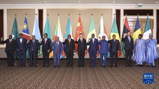当地时间8月24日晚，国家主席习近平和南非总统拉马福萨在约翰内斯堡共同主持中非领导人对话会。 　　非盟轮值主席、科摩罗总统阿扎利，中非合作论坛非方共同主席国、塞内加尔总统萨勒，非洲次区域组织代表赞比亚总统希奇莱马、布隆迪总统恩达伊施米耶、吉布提总统盖莱、刚果（布）总统萨苏、纳米比亚总统根哥布、乍得总理凯布扎博、利比亚总统委员会副主席库尼、尼日利亚副总统谢蒂马，以及非盟委员会代表穆昌加等出席。这是会前集体合影。 　　新华社记者 黄敬文 摄