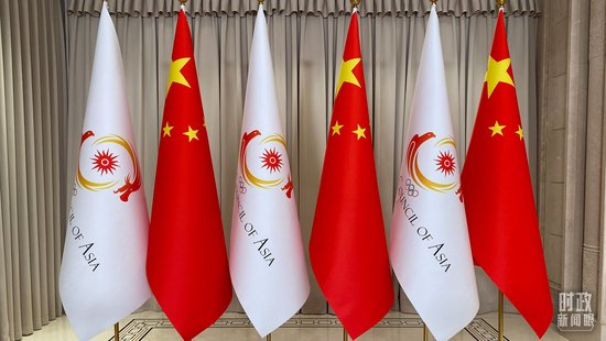  △会见现场摆放的中国国旗和亚奥理事会会旗。（总台央视记者李增仁拍摄）