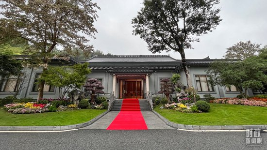  △当天下午4场会见的举办地，杭州西湖国宾馆。（总台央视记者张垚拍摄）
