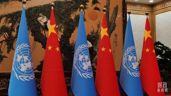 △会见现场的中国国旗和联合国旗。(总台央视记者郭鸿拍摄)