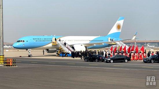  △10月17日中午，阿根廷总统费尔南德斯乘飞机抵达北京。（总台央视记者周锟拍摄）
