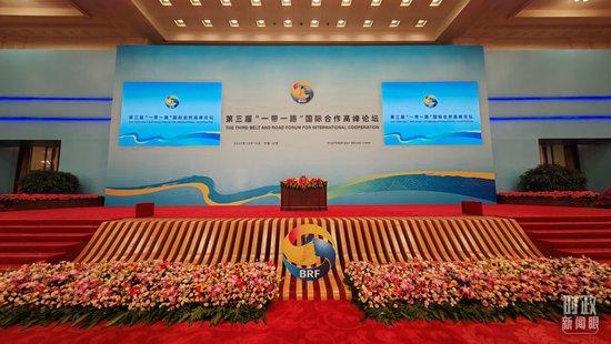 △开幕式之前的宴会厅。(总台央视记者刘琦拍摄)