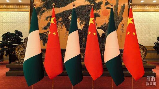 △会见现场的中国、尼日利亚国旗。(总台央视记者陆泓宇拍摄)