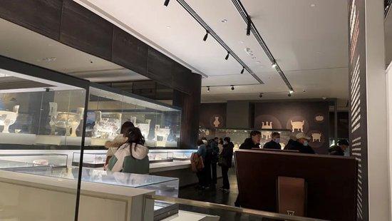△旅客在中国陶瓷琉璃馆参不雅。