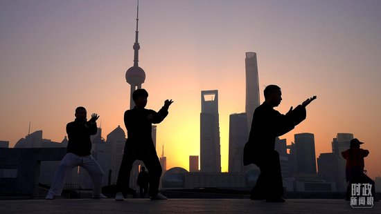  △正在晨练的上海市民。（总台央视记者刘琦拍摄）