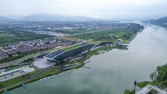  坐落于东洲岛上的富阳水上运动中心，建筑设计取意于《富春山居图》中的山形水韵，是杭州亚运会赛艇、皮划艇等水上运动项目的比赛场地（2023年8月3日摄，无人机照片）。新华社发（夏越峤 摄）