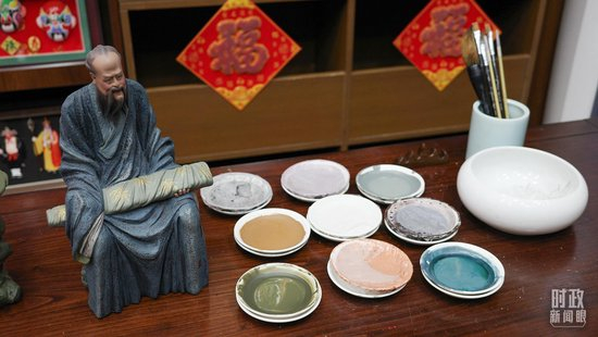  △天津古文化街，泥人张店铺的上色颜料展示。（总台央视记者覃思拍摄）