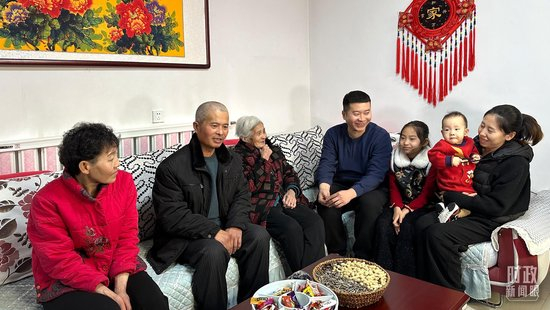  △第六埠村村民杜洪刚一家。（总台央视记者赵化拍摄）