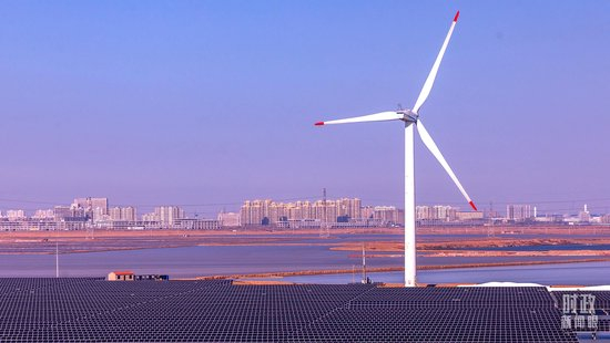  △天津市滨海新区，风电机矗立渤海湾。（图/视觉中国）