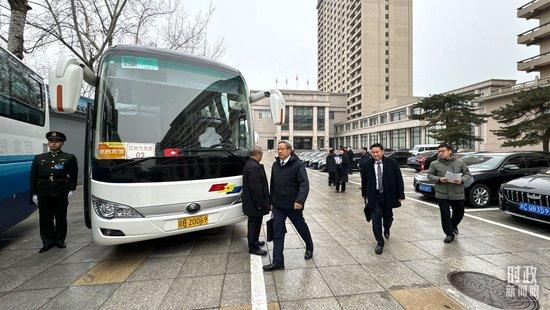 △3月5日，江苏代表团乘车前往人民大会堂。（总台江苏总站记者徐大为拍摄）