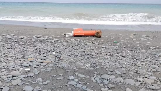 4月11日，台东县达仁乡南田海边有民众发现疑似“导弹残骸”。图自台湾《联合报》