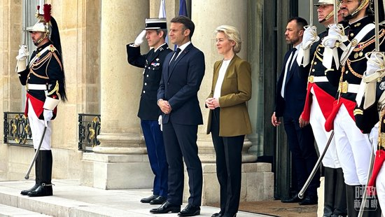  △中法欧领导人三方会晤后，马克龙总统和冯德莱恩主席将习主席送至上车处。（总台央视记者关舟拍摄）