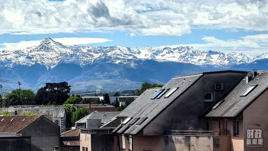  △从塔布市区远眺比利牛斯山。（总台央视记者杨波拍摄）
