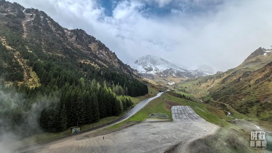 △比利牛斯山云雾萦绕。（总台央视记者杨波拍摄）