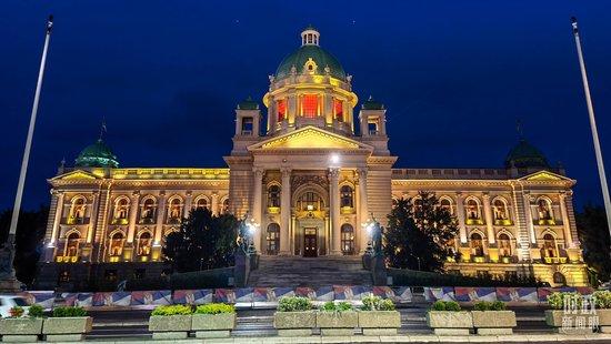 △塞尔维亚国会大厦亮起红灯，欢迎习主席到访。（总台央视记者石丞拍摄）