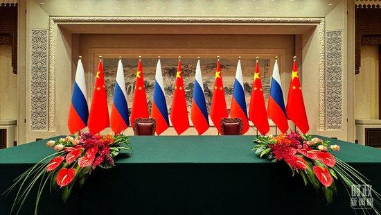 △会谈后，中俄两国元首出席签字仪式并共见记者，这是开始前的现场。（总台央视记者李增仁拍摄）
