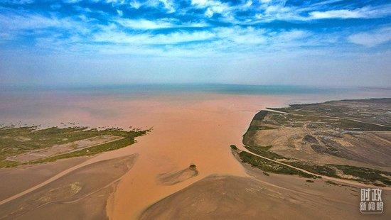  △ The Yellow River flows into the sea from Dongying, Shandong. (Photographed by Li Jin, a reporter from the National Radio and Television Bureau)