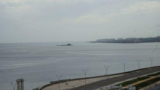  6月12日，俄罗斯“喀山”号核潜艇抵达古巴哈瓦那港。图片来源：新华社记者 李子健 摄