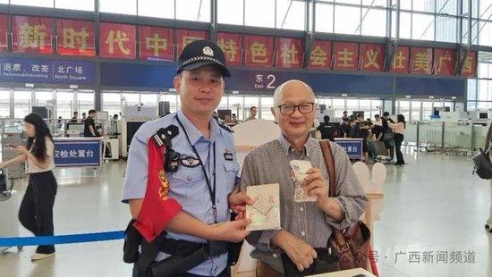 5月初，台湾旅客江先生在南宁东站乘坐高铁前往香港时，不慎遗失了一个挎包，里面装有重要物品和现金。幸运的是，在南宁东站工作人员的协助下，他第二天便成功找回了遗失的物品 图：广西新闻频道
