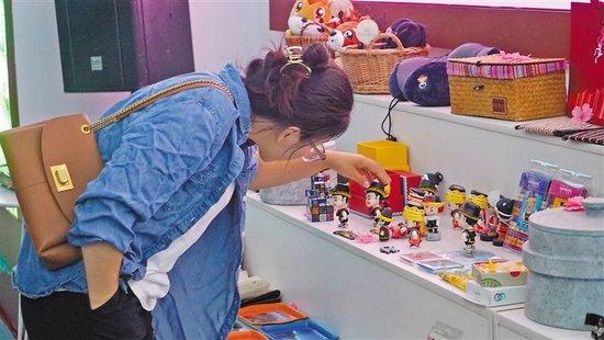 第二届西藏文化艺术节期间,发展游客在参观非遗文创产品。立足 记者 郑璐 袁海霞 摄