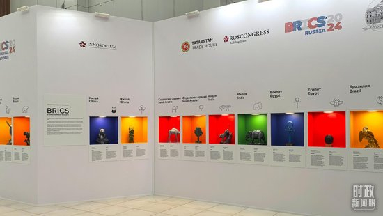  △ 喀山会展中心内展示的金砖国家工艺品。（总台央广记者潘毅拍摄）