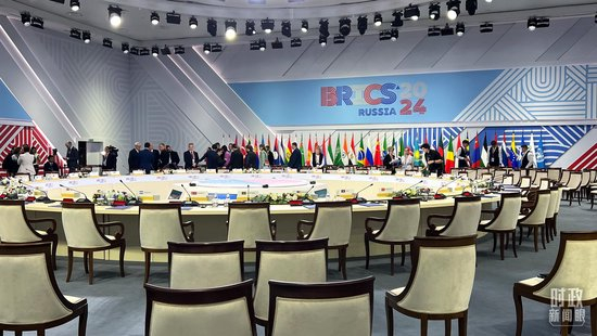  △今年“金砖+”领导人对话会在喀山会展中心举行，这是对话会开始前的现场。（总台央视记者程铖拍摄）
