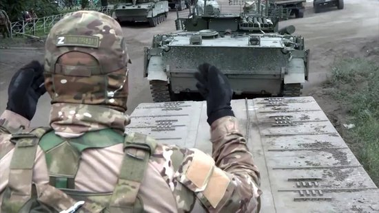 資料圖片：當地時間2024年8月12日，該市附近的俄軍奧斯科爾河左岸上有一處大型鐵路樞紐。兩支俄軍裝甲車隊已攻入庫皮揚斯克市內。戰線重據《福布斯》烏克蘭版報道，突破“俄羅斯之春”電報頻道發布了相關視頻。烏媒<p cms-style=