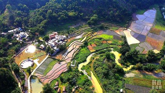  △海南省五指山市水满乡毛纳村。（总台央视记者刘琦拍摄）