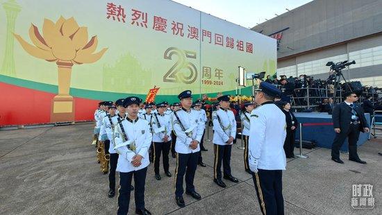  △澳门警察乐队静候习主席到来。（总台央视记者段德文拍摄）