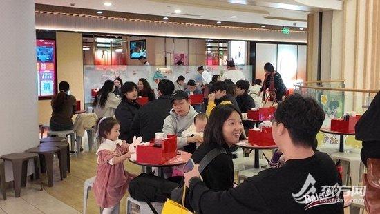 图说：火锅店门口不少韩国顾客正在排队。