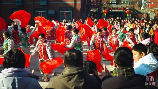 △长安小区文化广场上，居民们扭起欢快的秧歌。（总台央视记者彭汉明拍摄）