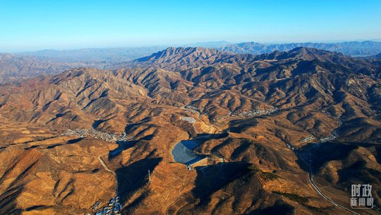  △俯瞰祝家沟村。（总台央视记者范凯拍摄）