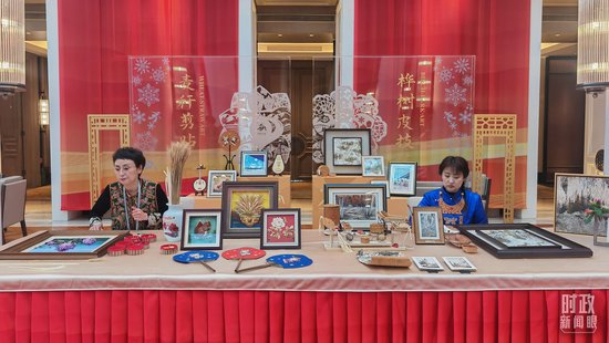 △欢迎宴会开始前的黑龙江非物质文化遗产展示。（总台央视记者史伟、央广记者马喆拍摄）