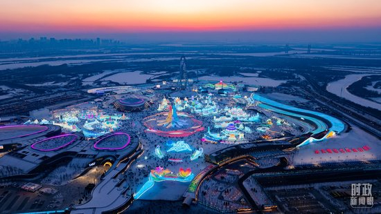 △俯瞰哈尔滨冰雪大世界。（总台记者邵冲拍摄）