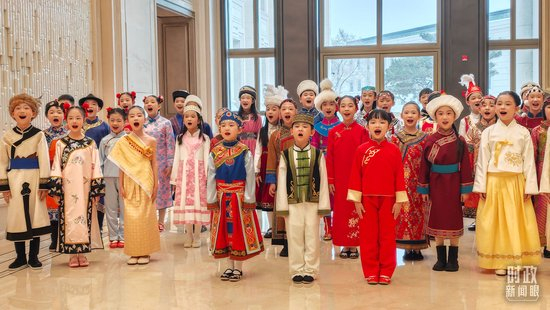 △欢迎宴会现场，少年儿童正在合唱黑龙江民歌《乌苏里船歌》。（总台央视记者闫耀东拍摄）