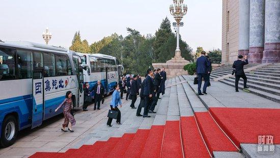  △江苏代表团抵达人民大会堂。（江苏省广播电视总台记者张正拍摄）