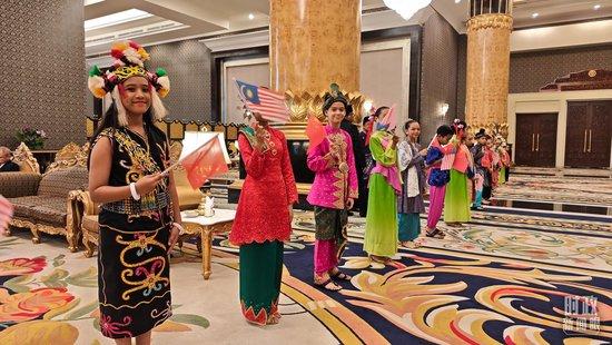 △欢迎宴会厅外身着民族服装的少年儿童。(总台央视记者闫耀东拍摄)