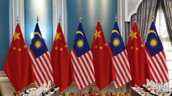△会谈现场摆放的中马两国国旗。(总台央视记者郭鸿拍摄)