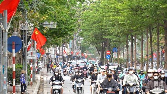 △中越两党两国旗帜飘扬在河内街头。（总台央视记者卢心雨拍摄）