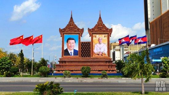 △金边街头的巨幅中柬两国领导人照片和国旗。（总台央视记者陆泓宇拍摄）