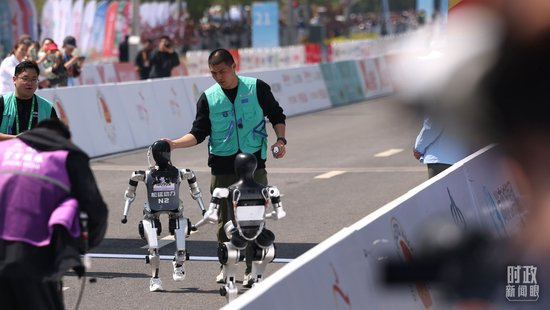 △2025年4月19日，2025北京亦庄人形机器人半程马拉松举行。（视觉中国）