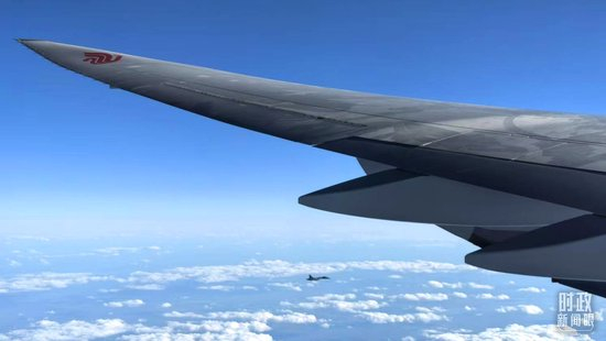  △俄罗斯战机升空护航。（总台央视记者李铮拍摄）