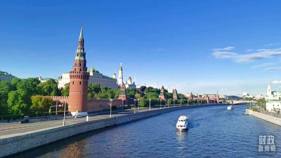  △莫斯科河畔的克里姆林宫。（总台央视记者曹亚星拍摄）