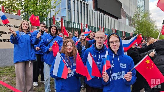  △沿途欢迎习主席的俄罗斯民众。（总台央视记者闫耀东拍摄）